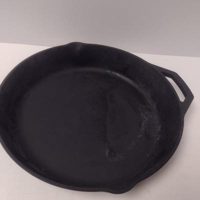 Lodge Cast Iron Skillet with Helper Handle- 12" in Diameter
