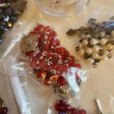 Sale Photo Thumbnail #427: This auction lot is for Five Rosaries with a Pope Case.  Nice collection of various rosaries, one comes with a white holding case, also included is a round, plastic case featuring two Popes.
