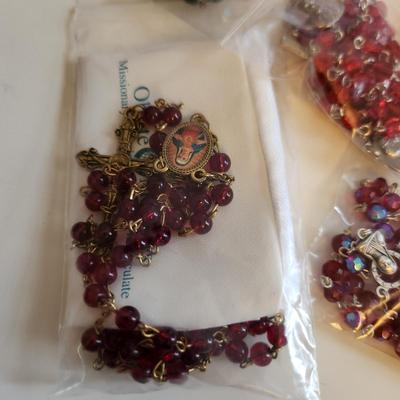 Sale Photo Thumbnail #425: This auction lot is for Five Rosaries with a Pope Case.  Nice collection of various rosaries, one comes with a white holding case, also included is a round, plastic case featuring two Popes.