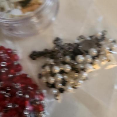 Sale Photo Thumbnail #428: This auction lot is for Five Rosaries with a Pope Case.  Nice collection of various rosaries, one comes with a white holding case, also included is a round, plastic case featuring two Popes.