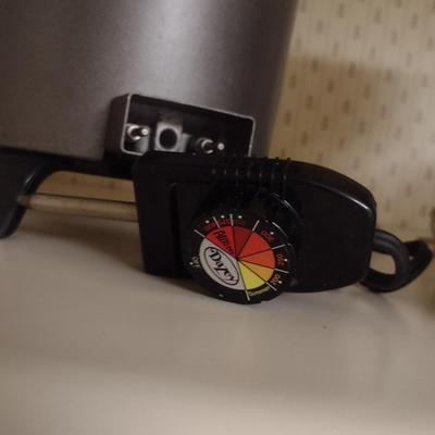 Kitchen Appliance Assortment- Deep Fryer, Juicer, Toaster, Electric Knife