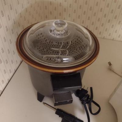 Kitchen Appliance Assortment- Deep Fryer, Juicer, Toaster, Electric Knife