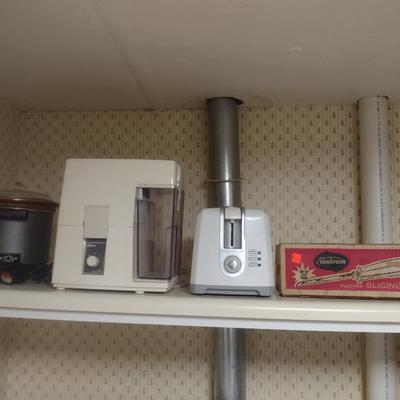 Kitchen Appliance Assortment- Deep Fryer, Juicer, Toaster, Electric Knife