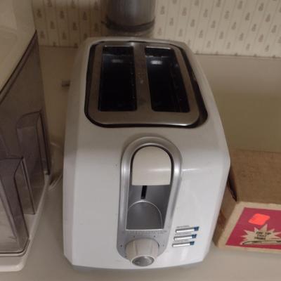 Kitchen Appliance Assortment- Deep Fryer, Juicer, Toaster, Electric Knife