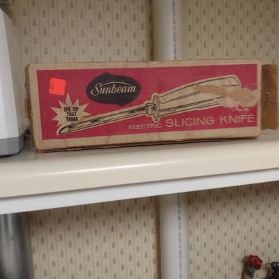 Kitchen Appliance Assortment- Deep Fryer, Juicer, Toaster, Electric Knife