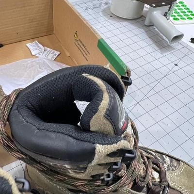 Kids ITASCA Size 1 Camo Boots, New