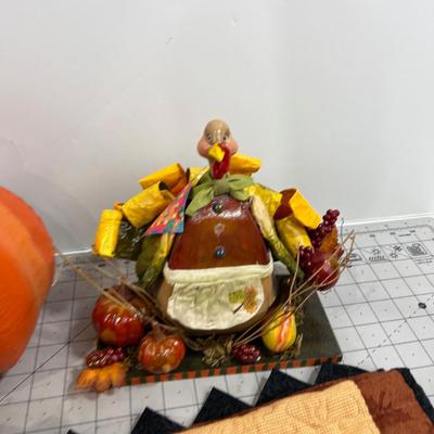 Halloween and Thanksgiving Décor (4) 