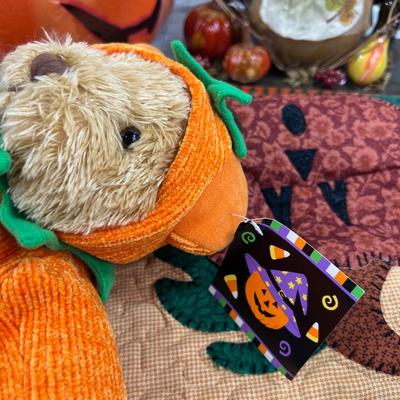 Halloween and Thanksgiving Décor (4) 