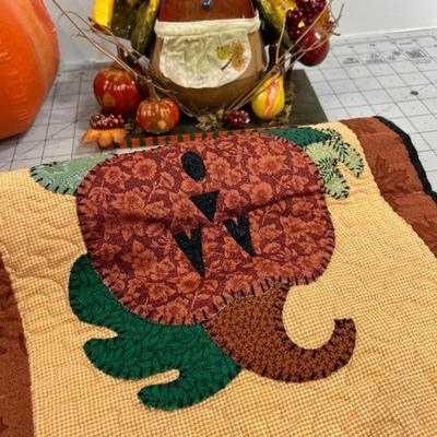 Halloween and Thanksgiving Décor (4) 