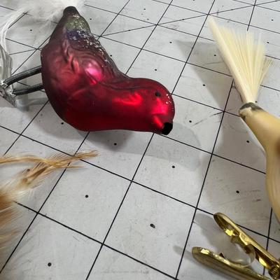 Redish Birds, Clip on With Tails