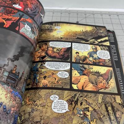 Hard Back Book MARVEL THE ULTIMATE'S 