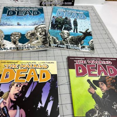 Walking Dead (11) Graphic Novels 