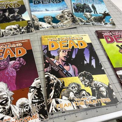 Walking Dead (11) Graphic Novels 