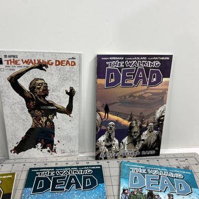 Walking Dead (11) Graphic Novels 