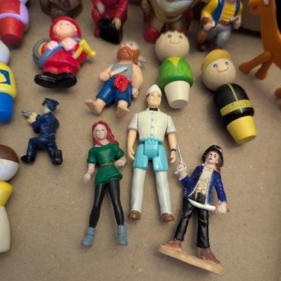 Happi Kidz Little Learners Castle Knight - Painted Wooden Peg People - Alien Toy Figures #13