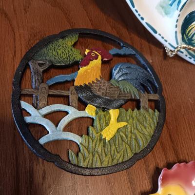 ROOSTER SERVING DISHES AND 2 CAST IRON TRIVETS