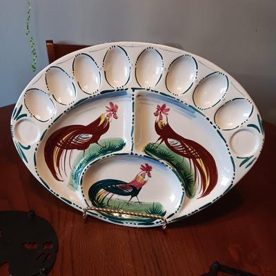 ROOSTER SERVING DISHES AND 2 CAST IRON TRIVETS