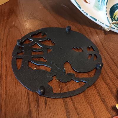 ROOSTER SERVING DISHES AND 2 CAST IRON TRIVETS