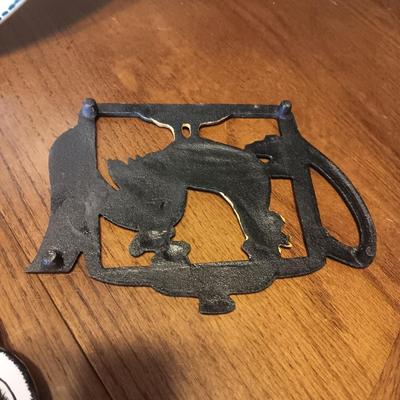 ROOSTER SERVING DISHES AND 2 CAST IRON TRIVETS