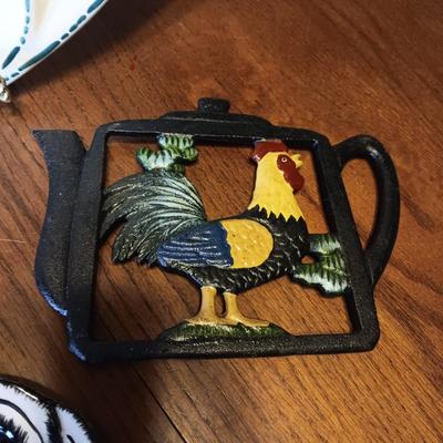 ROOSTER SERVING DISHES AND 2 CAST IRON TRIVETS
