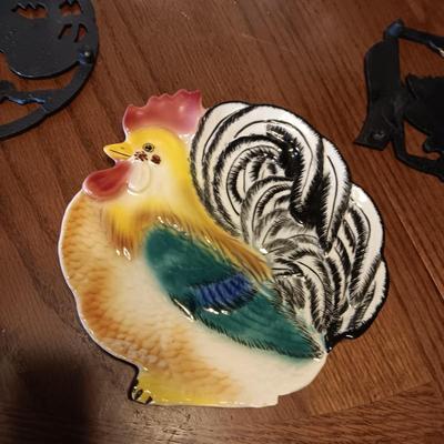 ROOSTER SERVING DISHES AND 2 CAST IRON TRIVETS