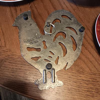 4 ROOSTER DESSERT PLATES, IRON TRIVET, SHALLOW BOWL AND COFFEE MUG
