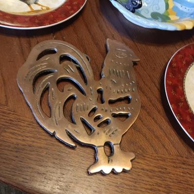 4 ROOSTER DESSERT PLATES, IRON TRIVET, SHALLOW BOWL AND COFFEE MUG