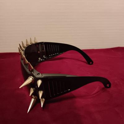 METAL SPIKED SUNGLASSES