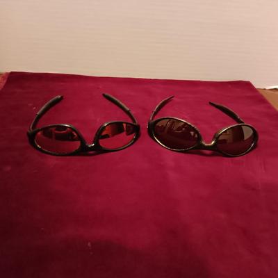 2 PAIRS OF SUNGLASSES