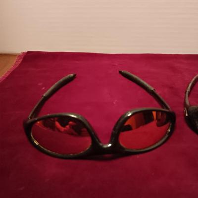 2 PAIRS OF SUNGLASSES