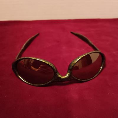 2 PAIRS OF SUNGLASSES