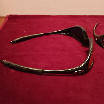 2 PAIRS OF SUNGLASSES