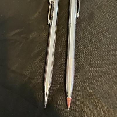 2 ZIPPO LIGHTERS, 4 TIE TACKS AND PEN/PENCIL SET