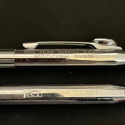 2 ZIPPO LIGHTERS, 4 TIE TACKS AND PEN/PENCIL SET