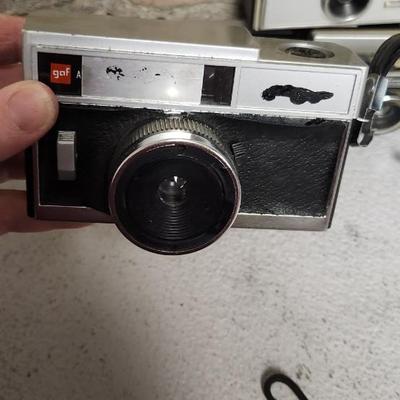 Sale Photo Thumbnail #464: Mixed lot of Instamatic type cameras. 8 total. Fits a medium flat rate box