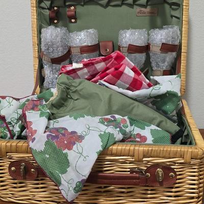 Lot 9: Picnic Basket