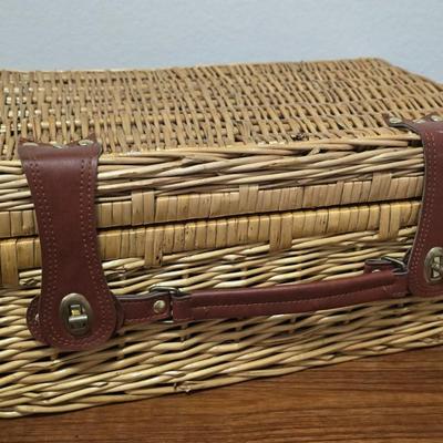 Lot 9: Picnic Basket