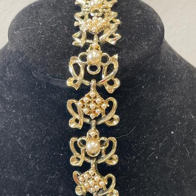 Giovanni brooch and faux pearl bracelet