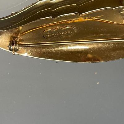 Giovanni brooch and faux pearl bracelet