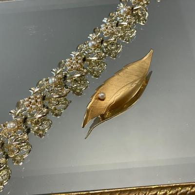 Giovanni brooch and faux pearl bracelet