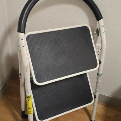 Lot 16: Metal 2 Step Stool