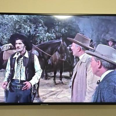 Lot 18: 43in Samsung TV and Wall Mount