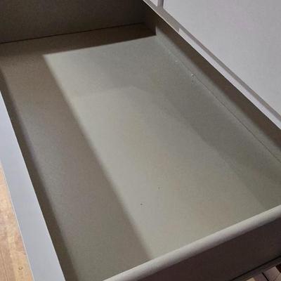 Lot 19: 6 Drawer Dresser