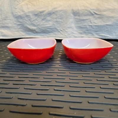 Sale Photo Thumbnail #12: Set of 2 Pyrex red square red 410 bowls. 12 oz ea