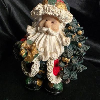 Vintage Patchwork Santa Figurine with Holiday Wreath – Festive Christmas Decor