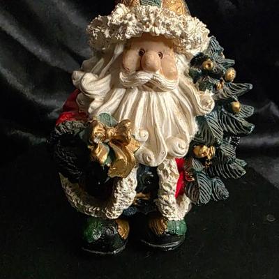 Vintage Patchwork Santa Figurine with Holiday Wreath – Festive Christmas Decor