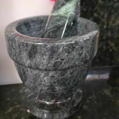 Lot 26: Lot - Salt & Pepper Grinders / Marble Mortar & Pestle / Misc Cutting Boards