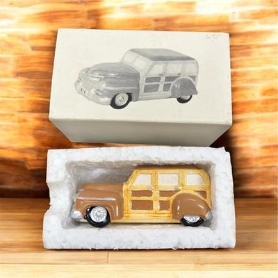 Sale Photo Thumbnail #222: Dept 56 Snow Village Woody Station Wagon #5136-5  Approximately 4" Long