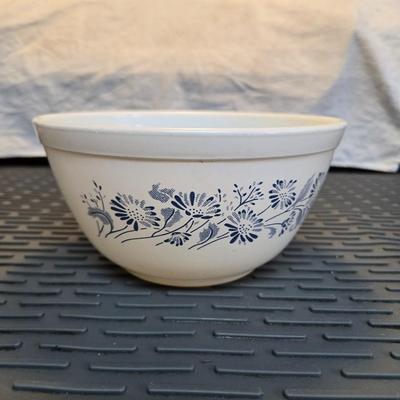 Sale Photo Thumbnail #21: Pyrex Colonial Mist 402 Bowl