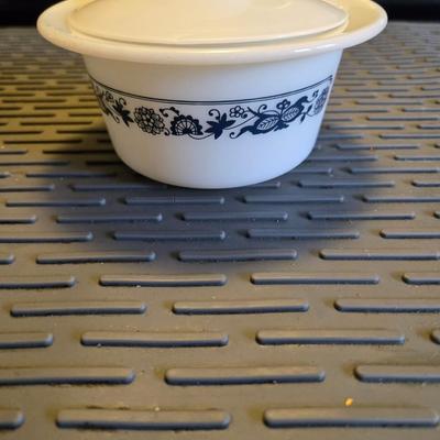 Sale Photo Thumbnail #22: Pyrex Olde Towne Blue butter/margarind dish with lid.